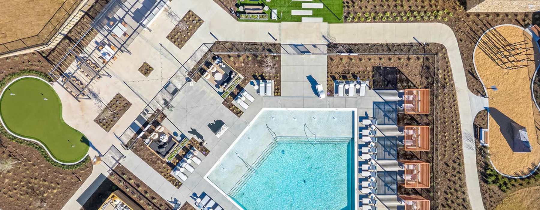 bird's eye view of swimming pool and outdoor amenities